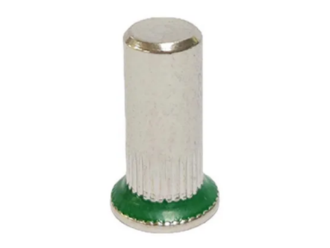 Tuerca remachable sellada estriada de cabeza plana